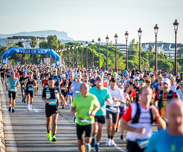 coureurs en masse Marathon Nice Cannes 2024